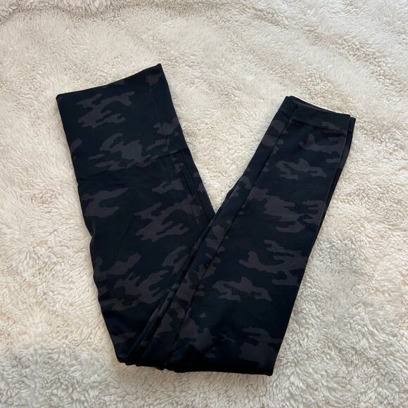 SPANX Pants - Spanx Womens Seamless HR Slimming Camo Print Leggings Sz XL Casual Teacher Emo